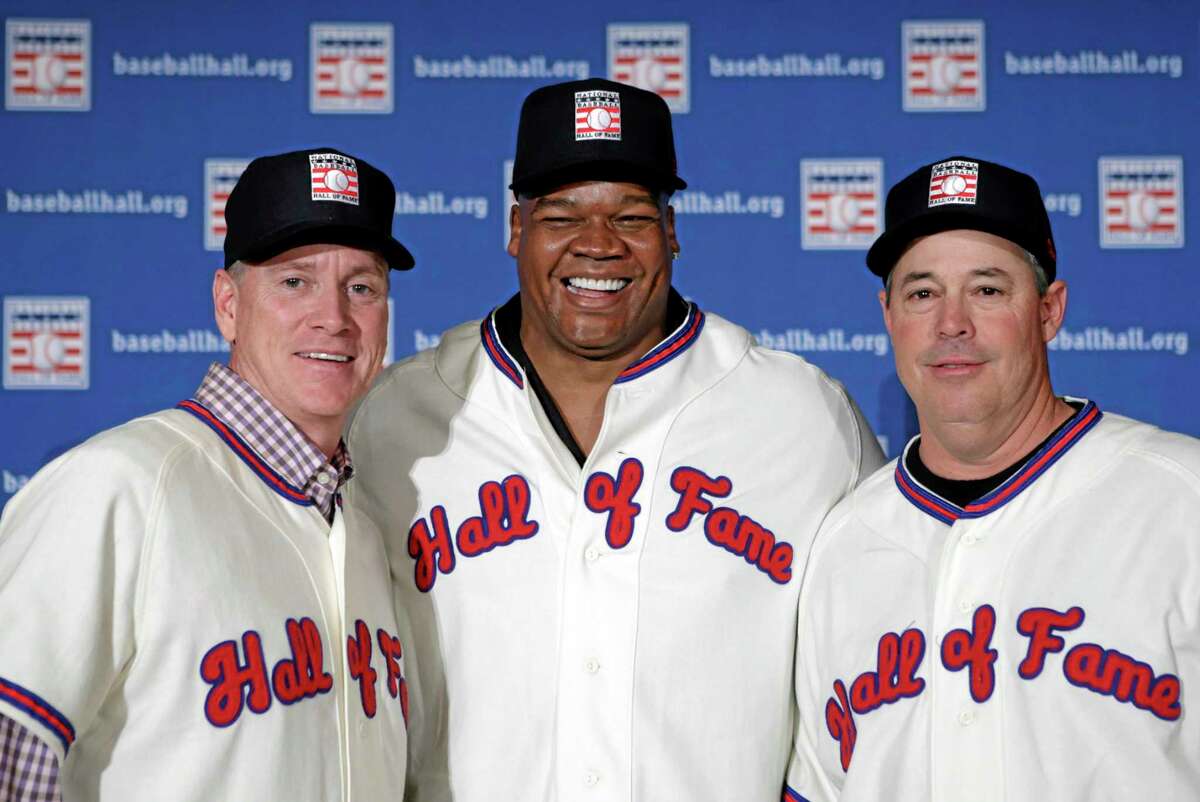 Greg Maddux, right, posing with fellow Hall of Fame inductees Tom Glavine, left, and Frank Thomas, will not have any logo on his cap in his Hall of Fame plaque, the Hall said Thursday. Manager Tony La Russa will also not be associated with one particular team.
