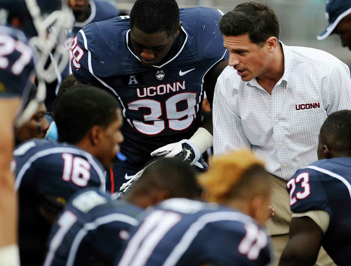 UConn coach Bob Diaco, right, talks to his team during the second half of Saturday’s game against Boise State at Rentschler Field.