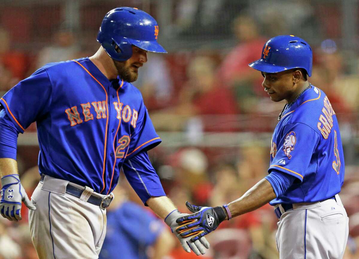 The Mets’ Lucas Duda (21) is congratulated by Curtis Granderson (3) after Duda hit a two-run home run off Reds reliever Daniel Corcino in the ninth inning of Friday’s game in Cincinnati.