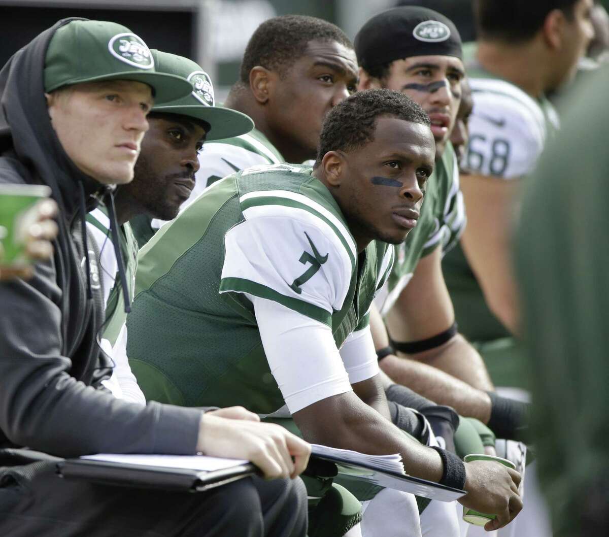 Jets quarterback Geno Smith (7) sits next to Michael Vick (1) during the first half of Sunday’s game against the Bills.