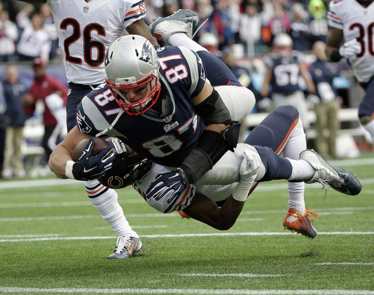 Tom Brady throws five TDs, Patriots rout Bears