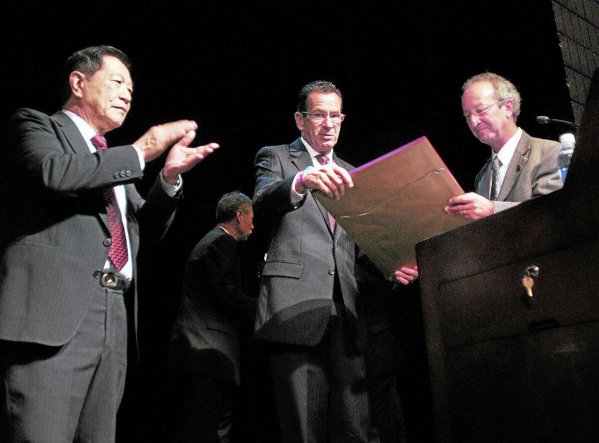 (Arnold Gold — New Haven Register) Henry Lee (left) applauds as Governor Dannel P. Malloy (center) receives the Leadership Award from University of New Haven President Steven Kaplan (right) at the Henry C. Lee Institute of Forensic Science’s 22nd Annual Arnold Markle Symposium held at the University of New Haven on 10/14/2013.