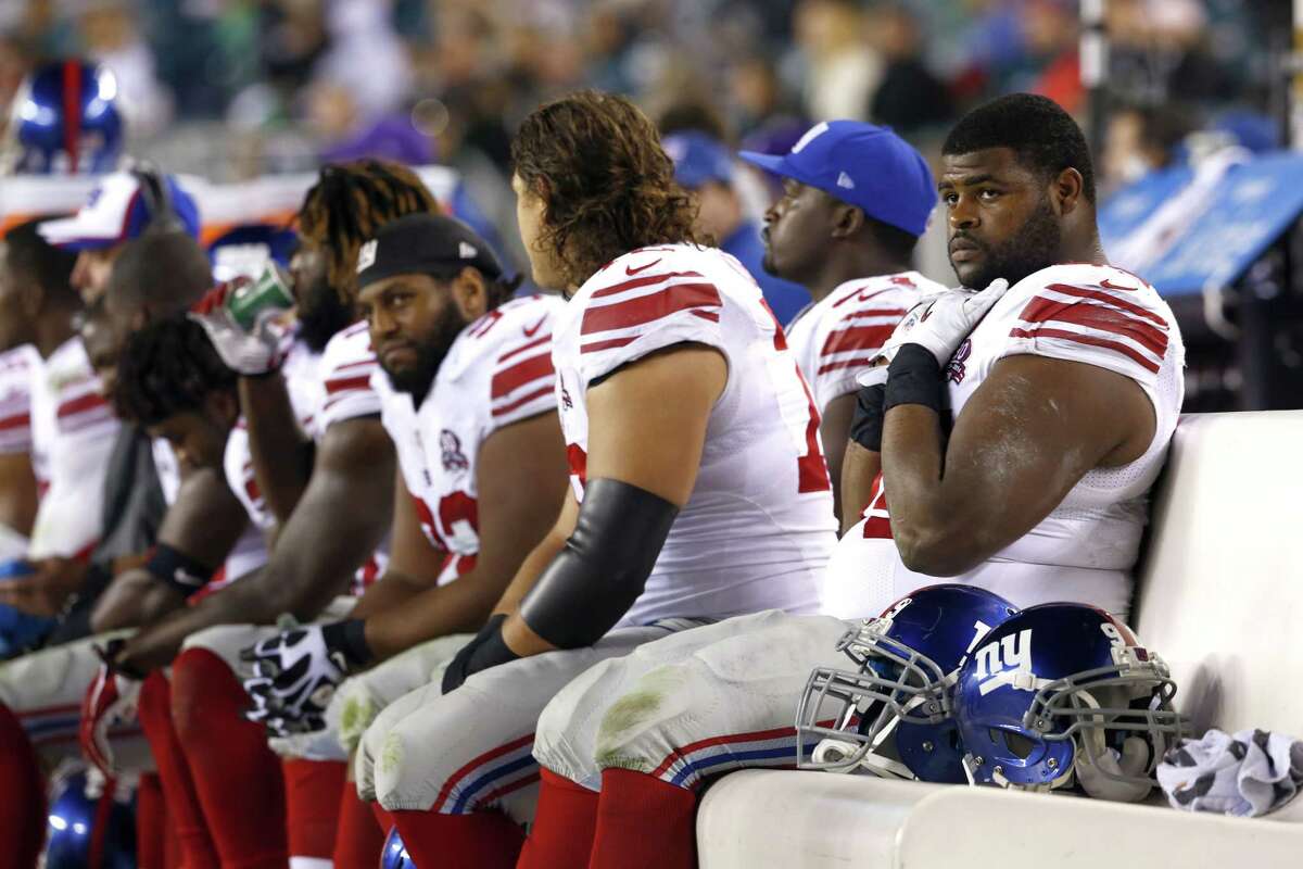 New York Giants defensive tackle Johnathan Hankins, right, sits on the bench with teammates during the second half of Sunday’s 27-0 loss to the Eagles in Philadelphia.