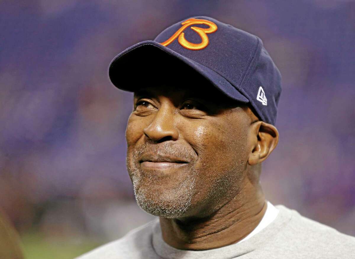 Lovie Smith finalizes deal to coach Buccaneers