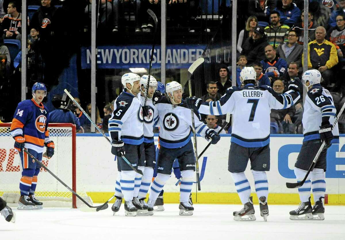 Islanders edged by Jets