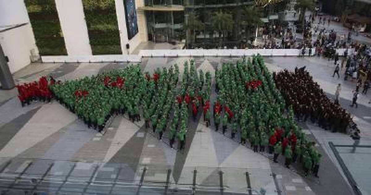 852 Thai students broke the Guinness World Record for forming the largest human Christmas tree in Bangkok, Thailand on Friday Nov. 22, 2013. The previous record was achieved by 672 participants at an event in D¸sseldorf, Germany, in December 2011.