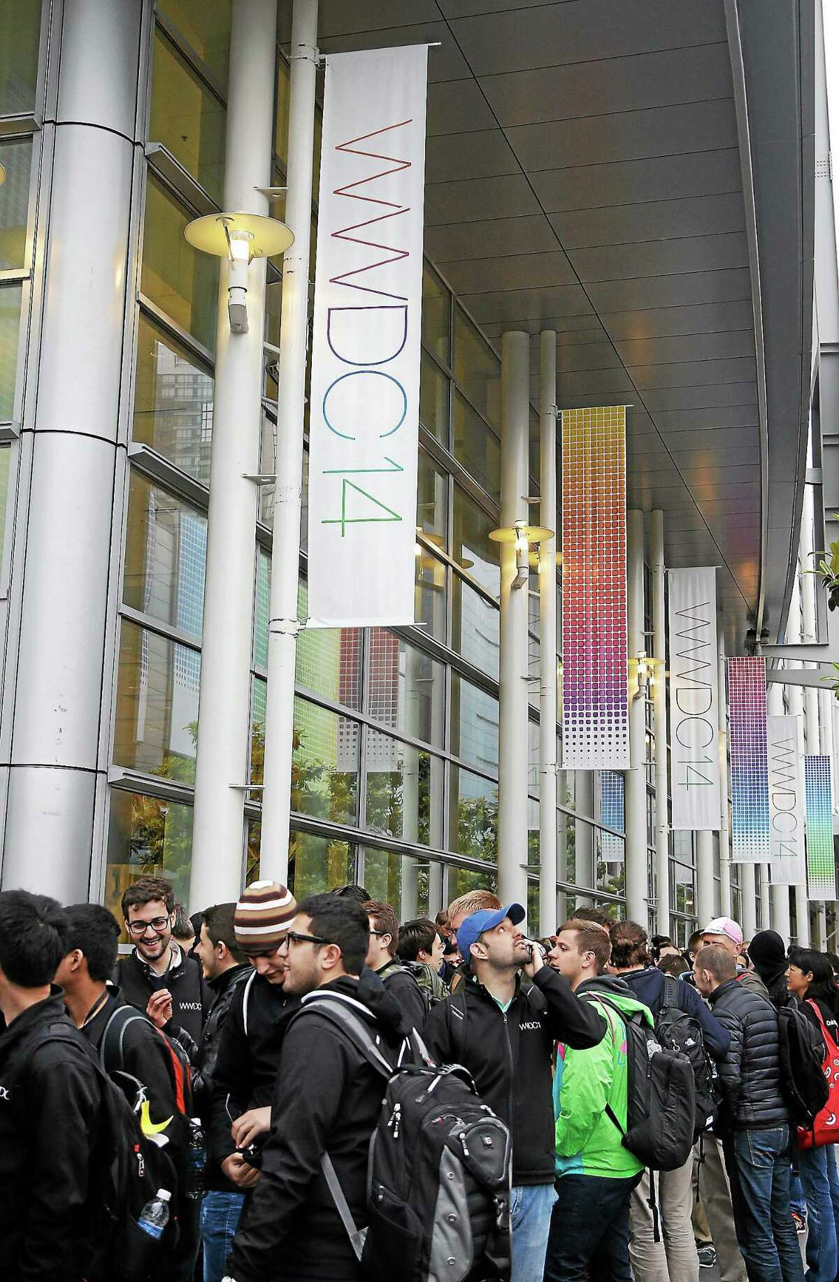A crowd lines up before the Apple Worldwide Developers Conference 2014 at the Moscone Center in San Francisco on June 2, 2014.