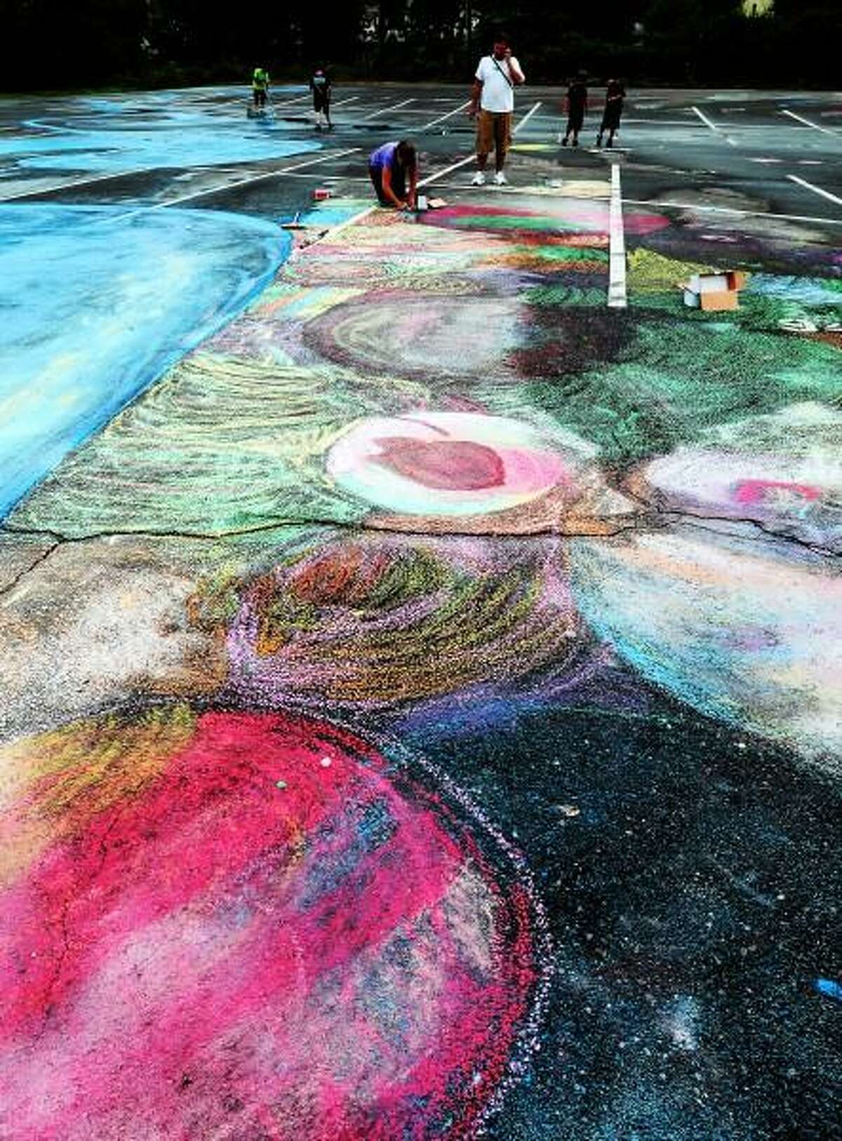 Peter Hvizdak â?? Register West Haven is looking to break a world record for the biggest chalk drawing in the West Haven High School Parking Lot.