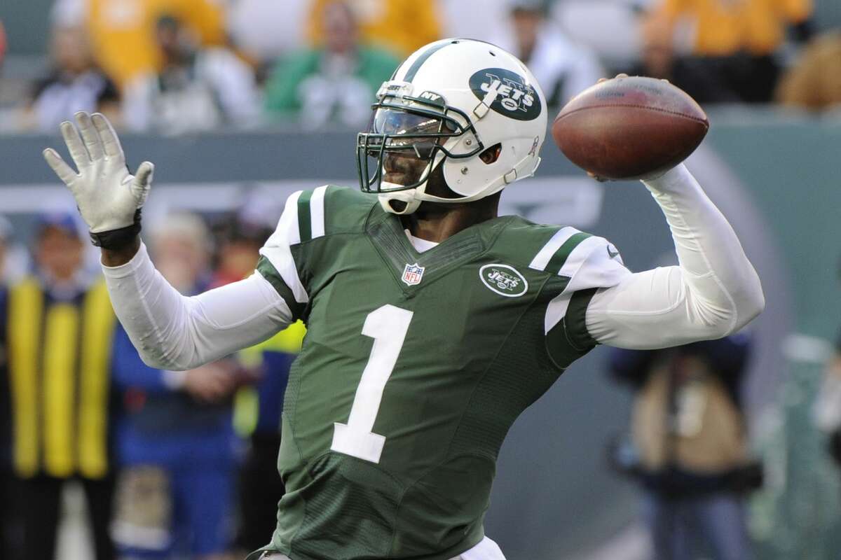New York Jets quarterback Michael Vick throws a pass during the second half of Sunday’s game against the Pittsburgh Steelers in East Rutherford, N.J.