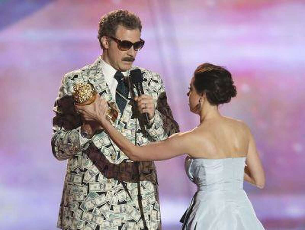 Actor Will Ferrell accepts the comedic genius award with actress Aubrey Plaza at the 2013 MTV Movie Awards in Culver City, California April 14, 2013. REUTERS/Danny Moloshok (UNITED STATES - Tags: ENTERTAINMENT) (MTV-SHOW)