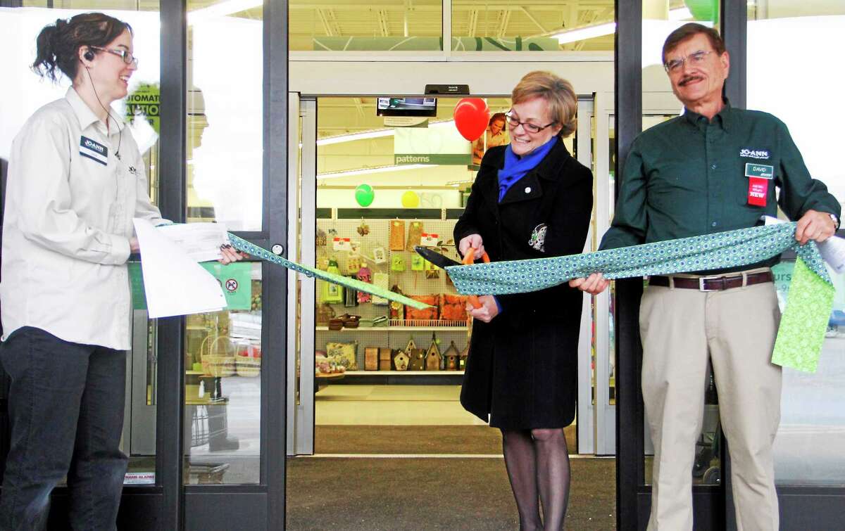 JoAnn Fabrics grand opening draws large, excited crowd in Torrington