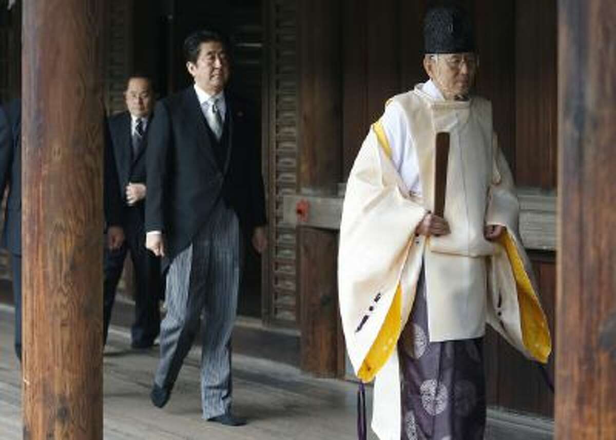 Shinzo Abe visits the shrine.