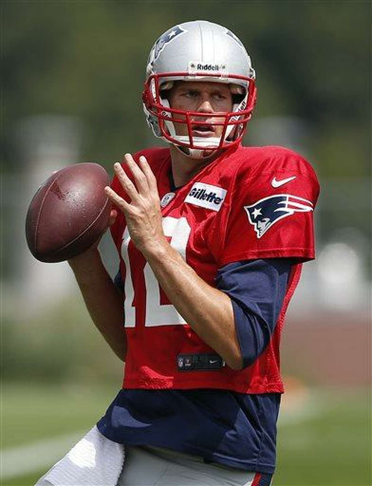 nam ja thNew England Patriots quarterback Tom Brady (12) looks to pass during NFL football practice in Foxborough, Mass., Monday, Aug. 19, 2013. (AP Photo/Michael Dwyer)