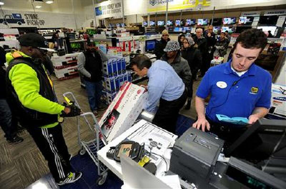 A Best Buy employee rings up a shopper in Georgia. Sales at U.S. stores dropped 3.1 percent this crucial shopping week.