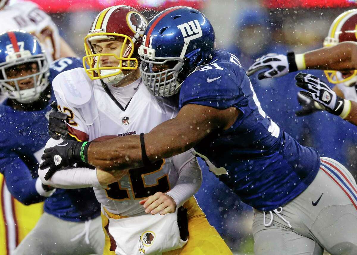 Former New York Giants defensive end Justin Tuck, right, has signed with the Oakland Raiders.