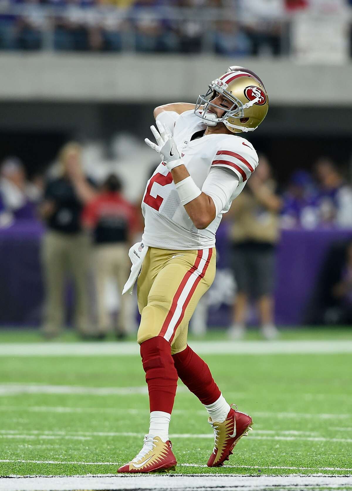 49ers’ Eric Reid kneels for national anthem