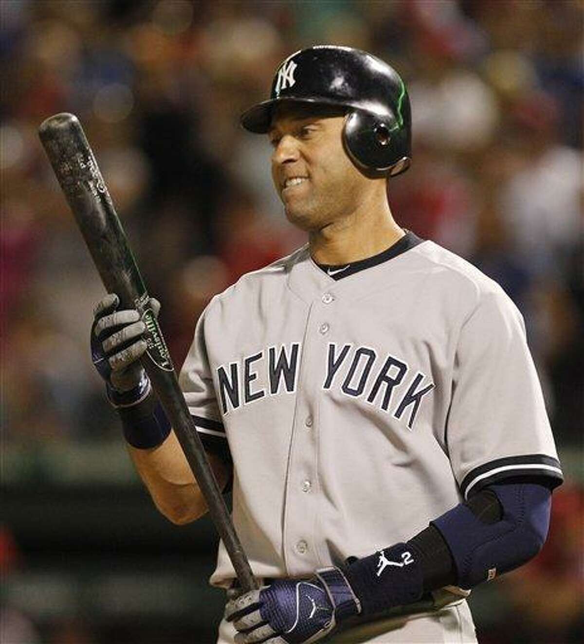 Derek Jeter takes on-field batting practice