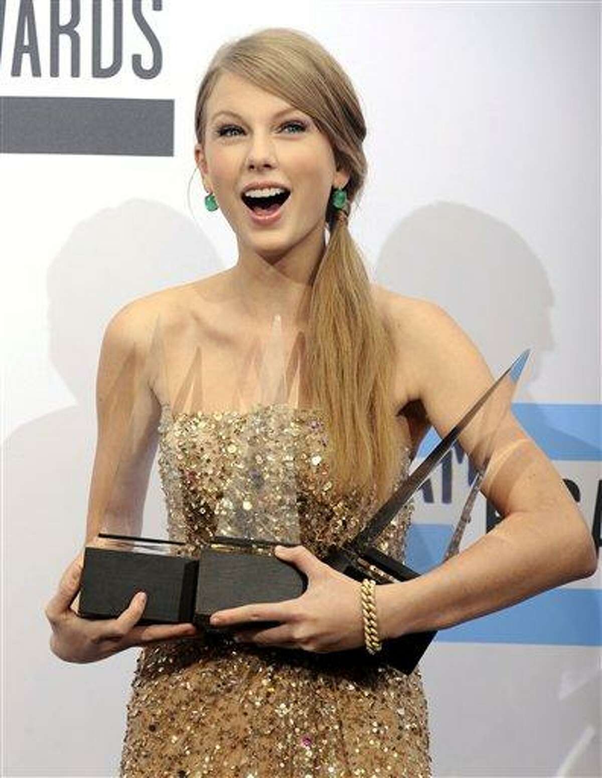 Taylor Swift dominates again at American Music Awards