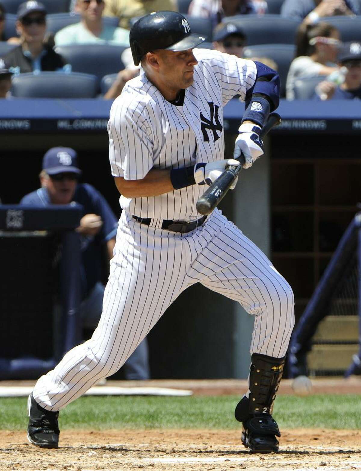 Jeter goes 5-for-5, gets 3,000th hit in dramatic fashion