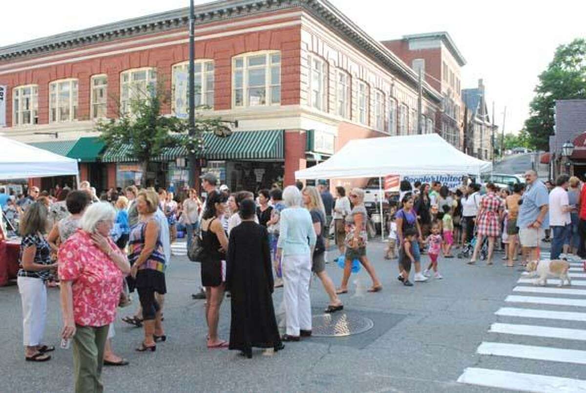 MIKE AGOGLIATI/Register Citizen Crowds at the Main Street Market Place in downtown Torrington.