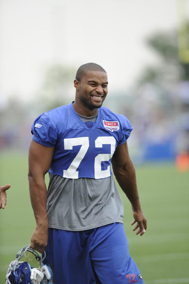 Giants' Umenyiora to miss season with knee injury