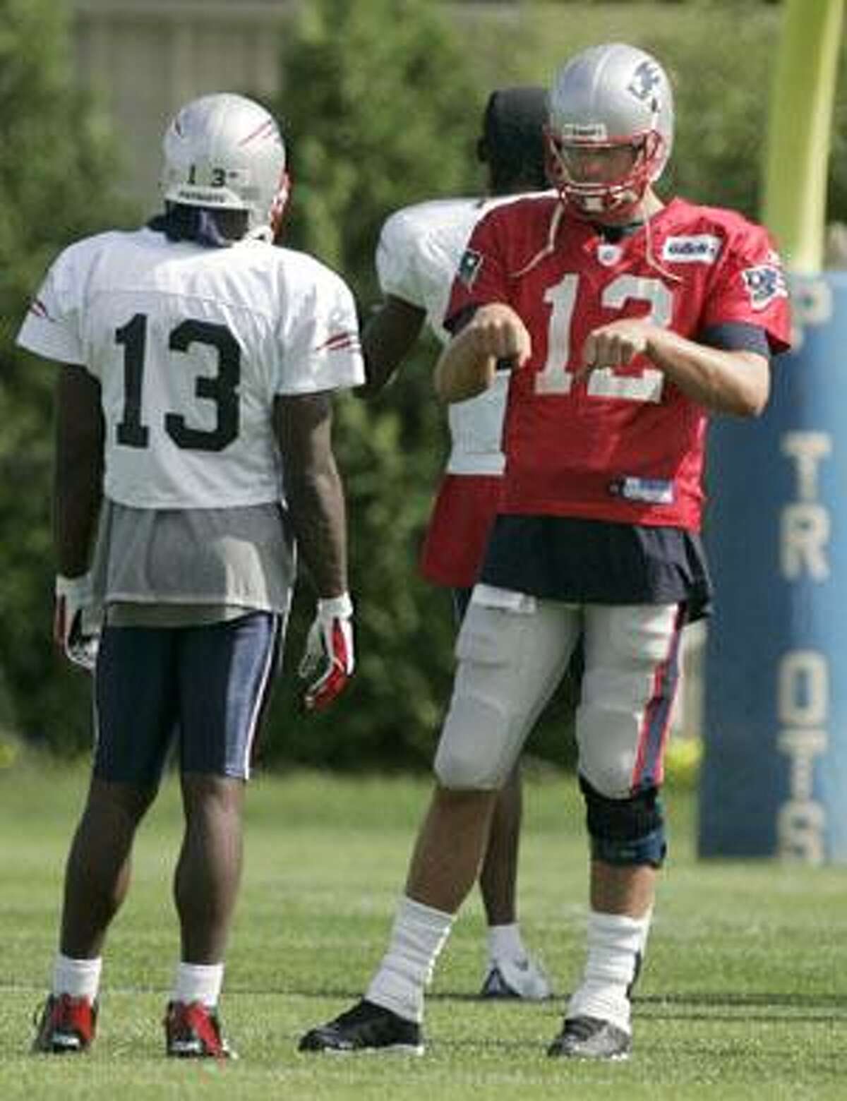 Patriots' Tom Brady practises 1 day after knee injury