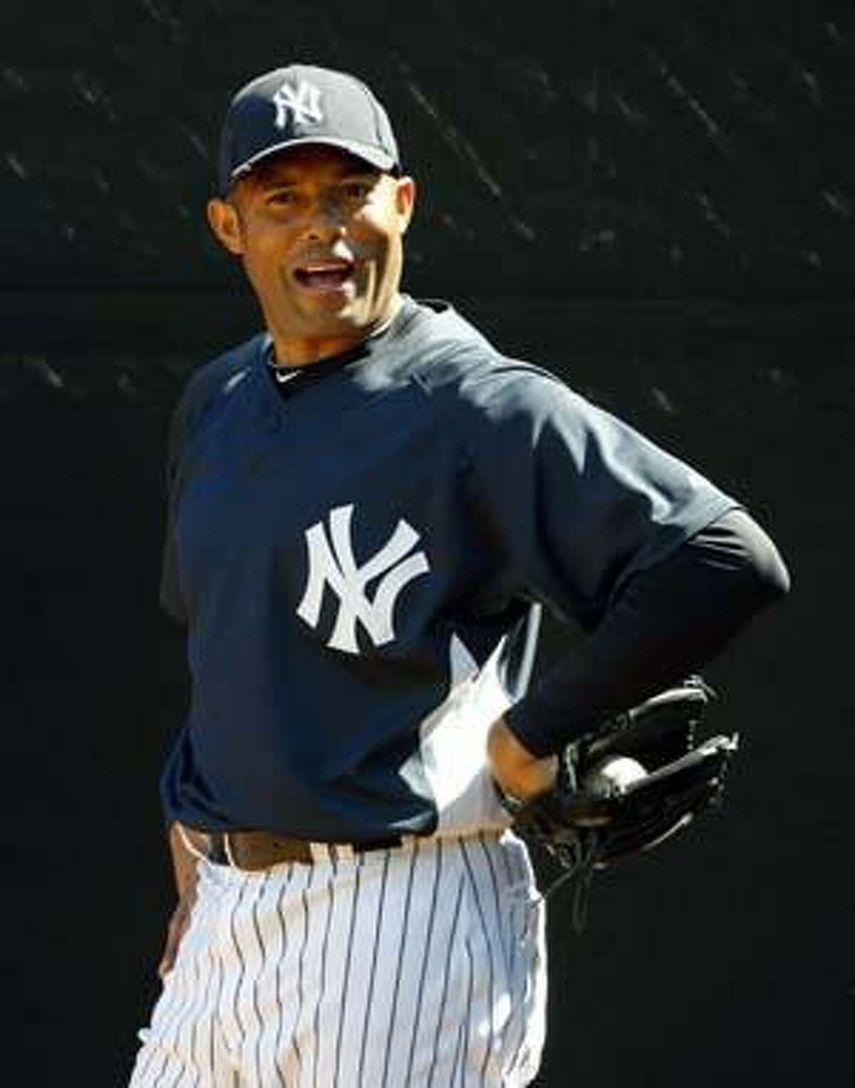 Mariano Rivera Demonstrates How to Make a Cardboard Baseball Glove