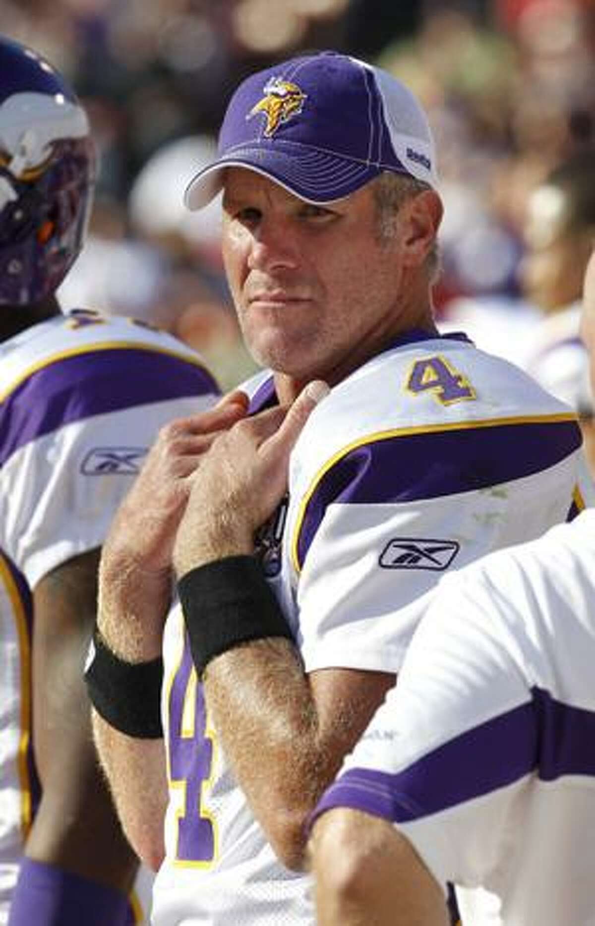 Favre surrounded by new receivers again