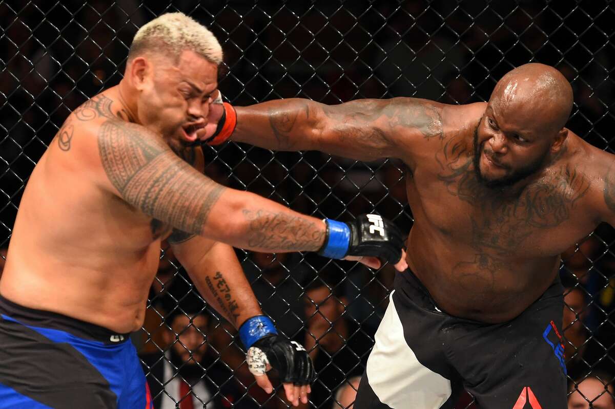 AUCKLAND, NEW ZEALAND - JUNE 11: (R-L) Derrick Lewis punches Mark Hunt of New Zealand in their heavyweight fight during the UFC Fight Night event at the Spark Arena on June 11, 2017 in Auckland, New Zealand. (Photo by Josh Hedges/Zuffa LLC/Zuffa LLC via Getty Images)
