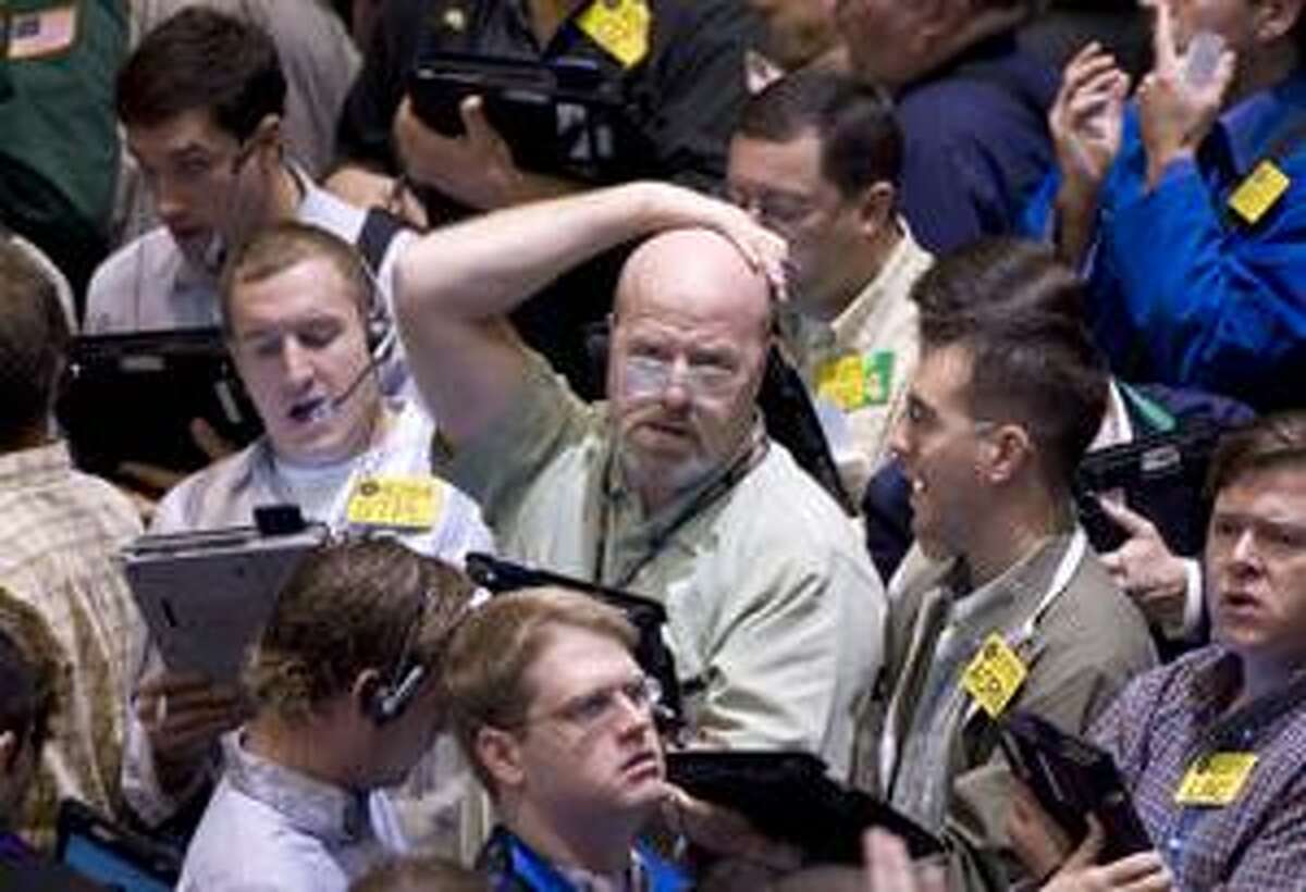 Traders deal in the crude oil options pit of the New York Mercantile Exchange on Monday, Oct. 27, 2008 in New York. Oil prices fell to 17-month lows below $62 a barrel Monday in Asia as investors brushed off OPEC's output cut, focusing instead on growing evidence of a severe global economic slowdown that would undermine crude demand. (AP Photo/Jin Lee)