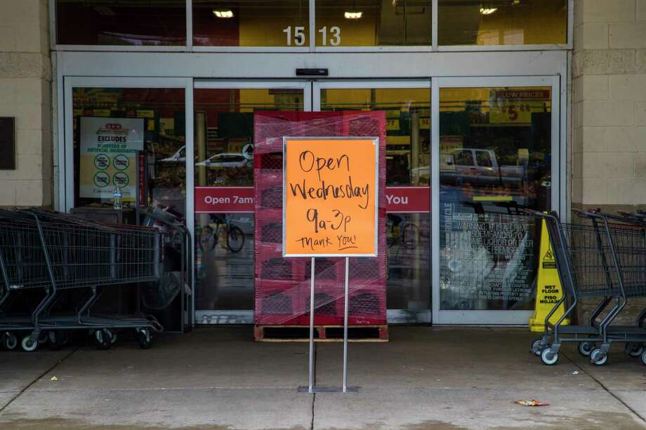 As Harvey Eases Houston Gets Back To Work Slowly Chronicle Sign On Front Of An A Heb Located 1511 W 18th Street Announces The Supermarket