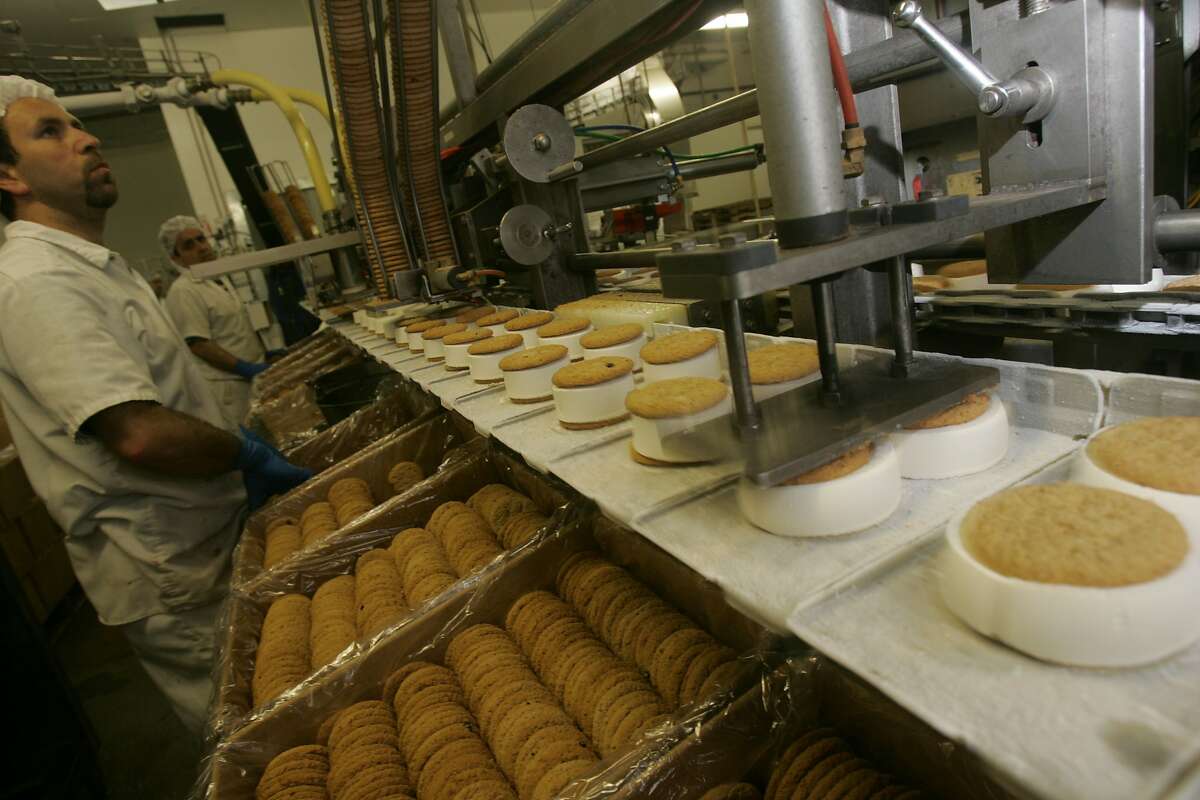 0201_pnitsit10_el.JPG Elias Husary packing cookies while the top cookie is put in place on the sandwich line. It's It is a Peninsula institution and it's ice cream sandwiches are very popular. We haven't looked at 'em for a long time, so now we do.This shoot is the CEO taking the reporter on a tour of the plant while they create the sandwiches, so this should be a fantastic.ting ceremony on Tuesday. Event on 5/17/05 in Burlingame. Eric Luse / The Chronicle Ran on: 07-09-2006 Born at San Franciscos old Playland at the Beach, the Its-It ice cream sandwich is now produced in Burlingame.--- Sent 03/29/12 16:24:11 as special09_its with caption: Elias Husary packing cookies while the top cookie is put in place on the sandwich line. It's It is a Peninsula institution and it's ice cream sandwiches are very popular. We haven't looked at 'em for a long time, so now we do.This shoot is the CEO taking the reporter on a tour of the plant while they create the sandwiches, so this should be a fantastic.ting ceremony on Tuesday.
