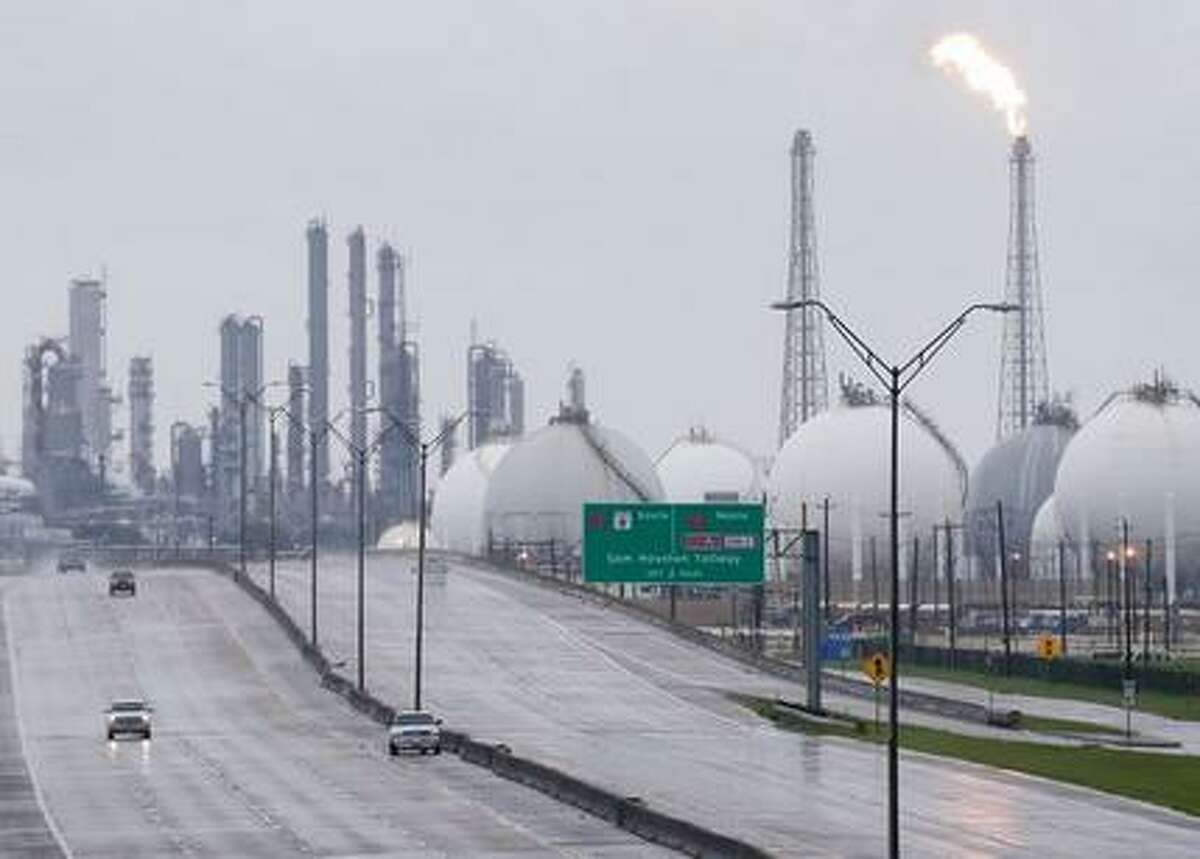Una llamarada sale de una refinería de Shell junto con otros complejos ubicados junto a la carretera 146, el martes 29 de agosto de 2017 en Deer Park, Texas. Varias plantas estaban cerradas debido al paso de la tormenta tropical Harvey. ( Melissa Phillip/Houston Chronicle vía AP)