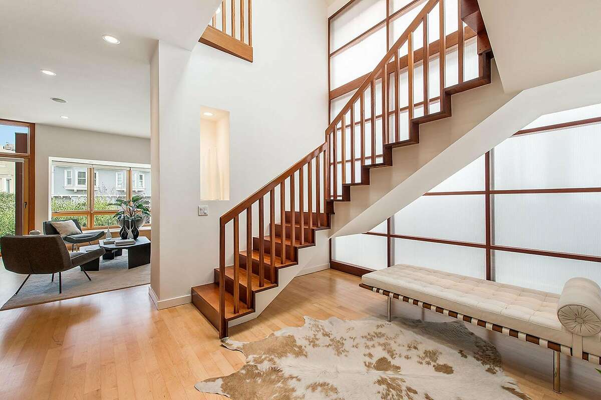 Fine finishes, versatility define Inner Sunset trilevel