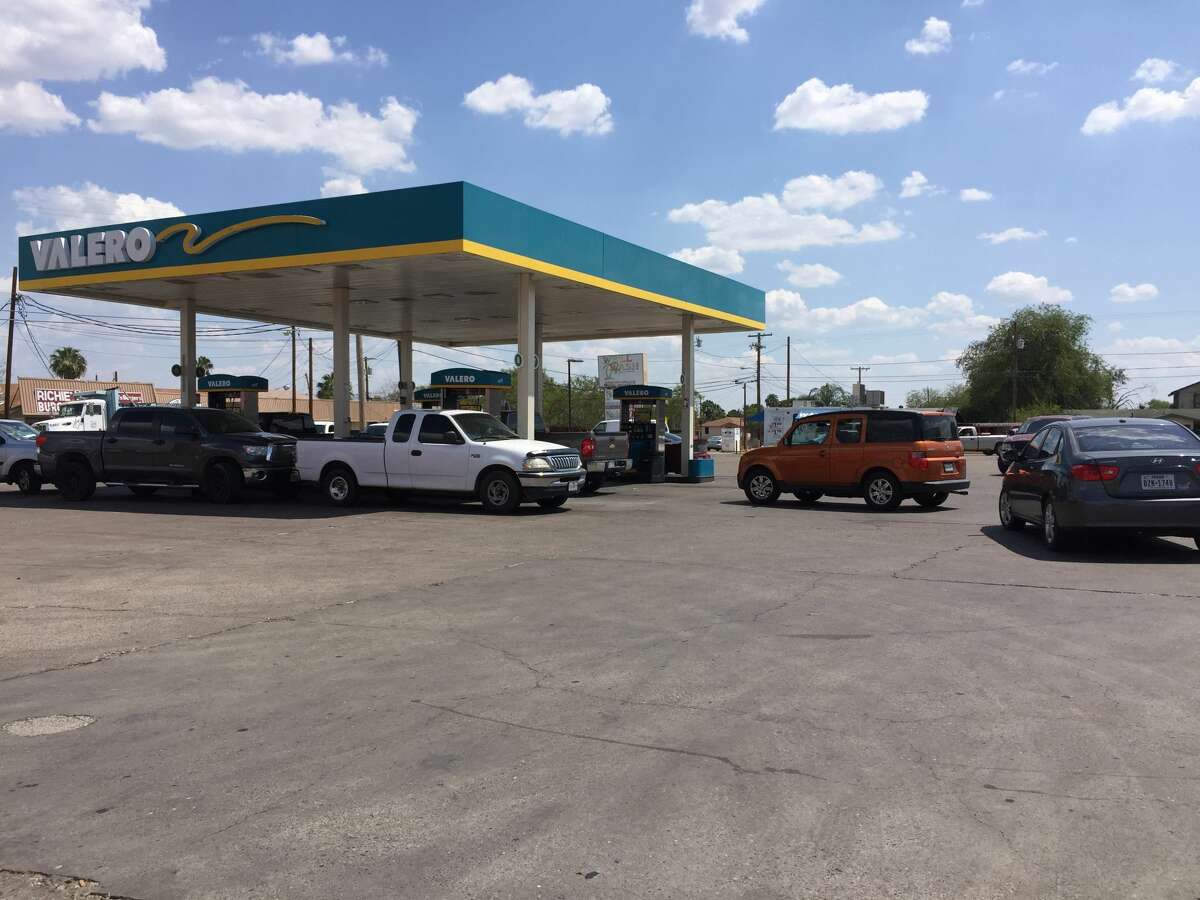 Lines form at Laredo gas stations as rumor of gas shortage spreads
