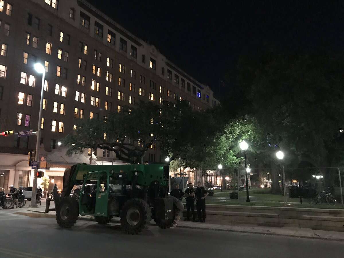 San Antonio removes Confederate statue in Travis Park