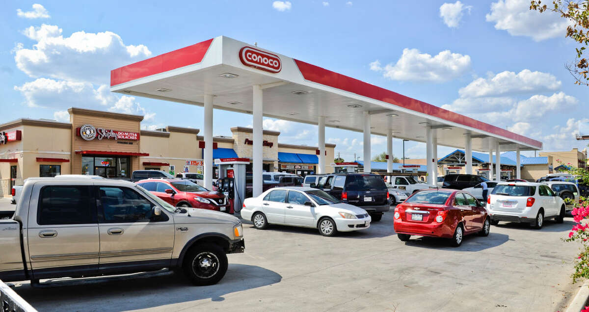 Lines form at Laredo gas stations as rumor of gas shortage spreads