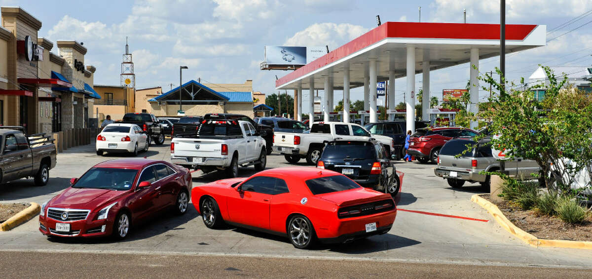 Lines form at Laredo gas stations as rumor of gas shortage spreads