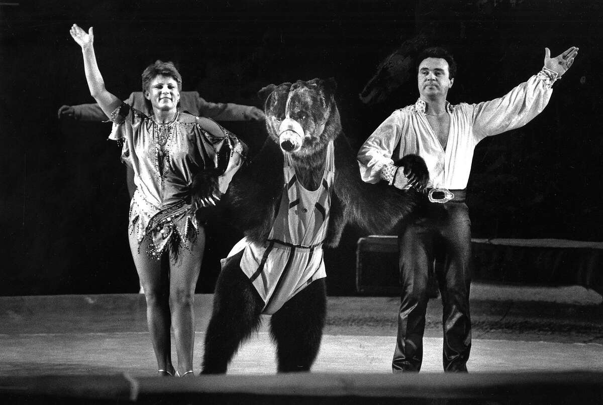 熊的莫斯科马戏团的牛宫3月29日,1990年。