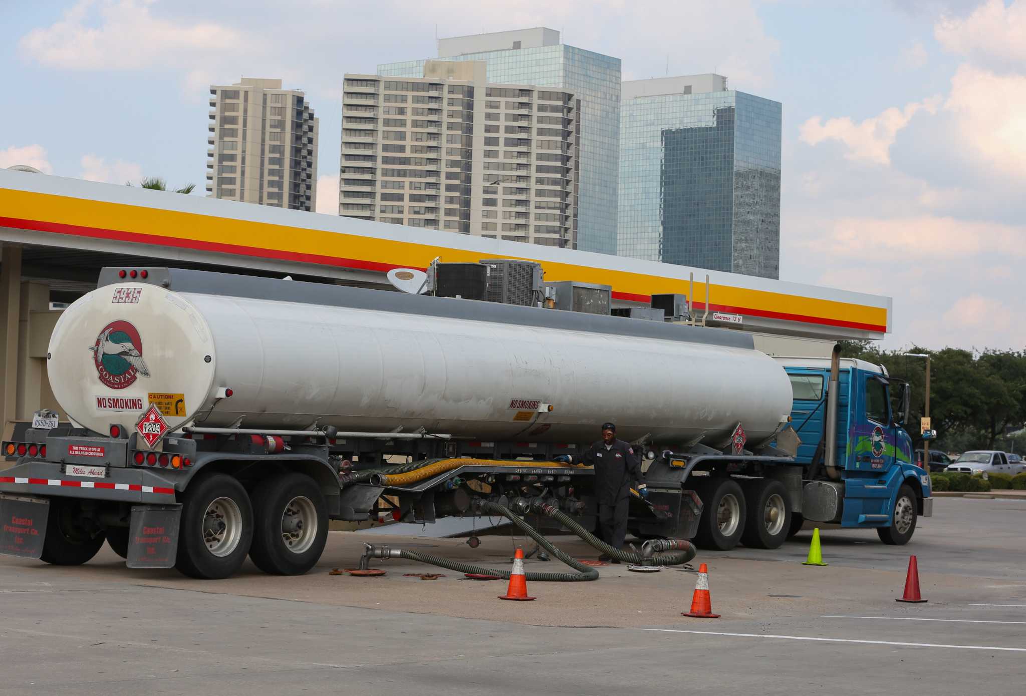 7 Gulf Coast refineries begin weeks of reboot; 9 still offline