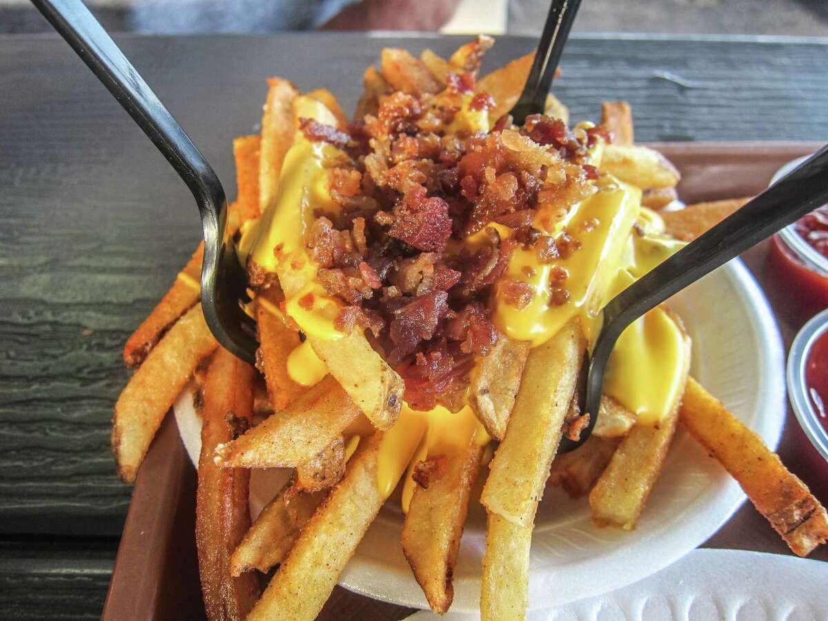 Fries with cheese sauce and bacon at Hubcap Grill 