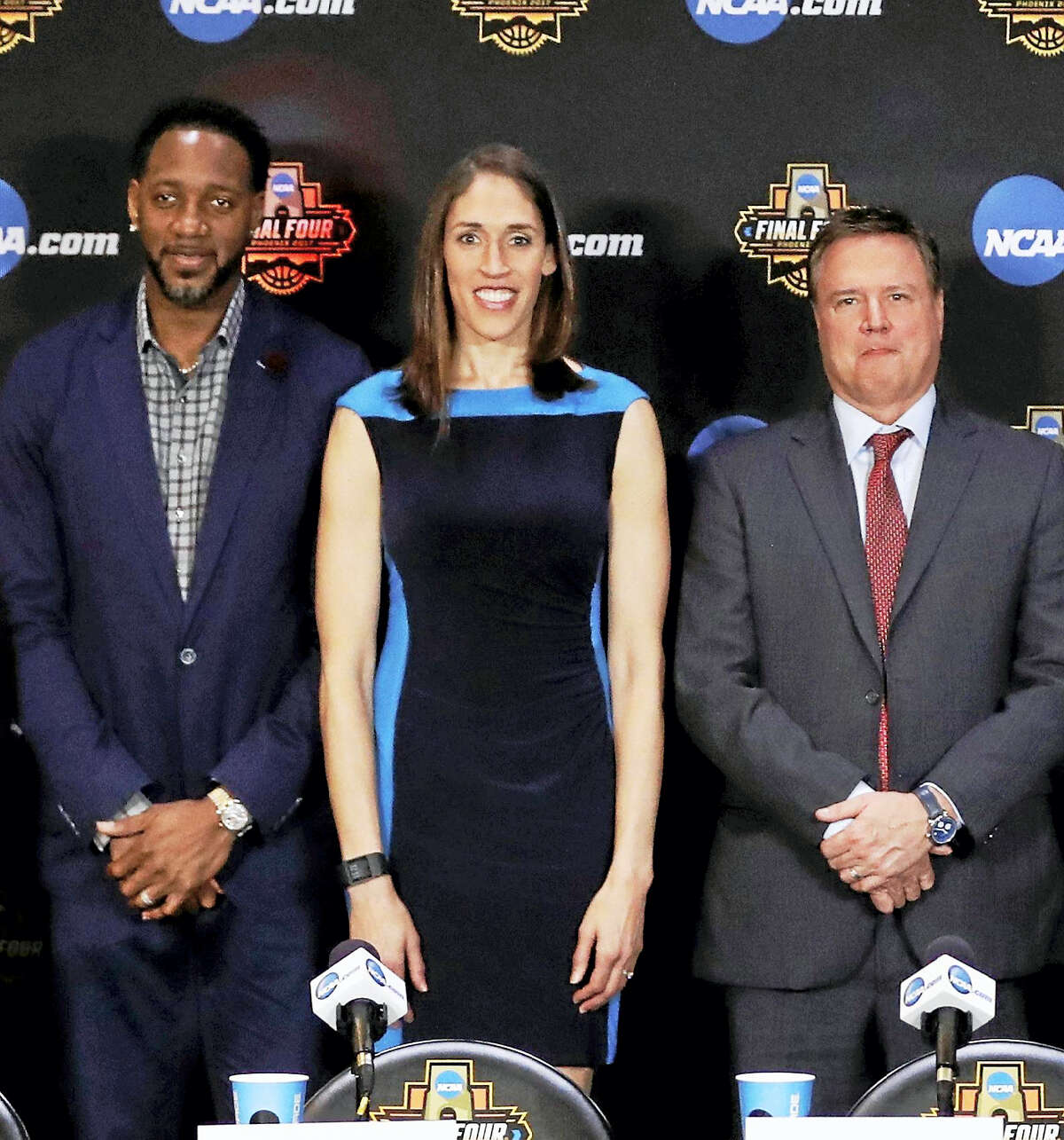 From left Tracy McGrady, Rebecca Lobo and Bill Self, pose for a picture at the Basketball Hall of Fame news conference this past April in Glendale, Ariz.