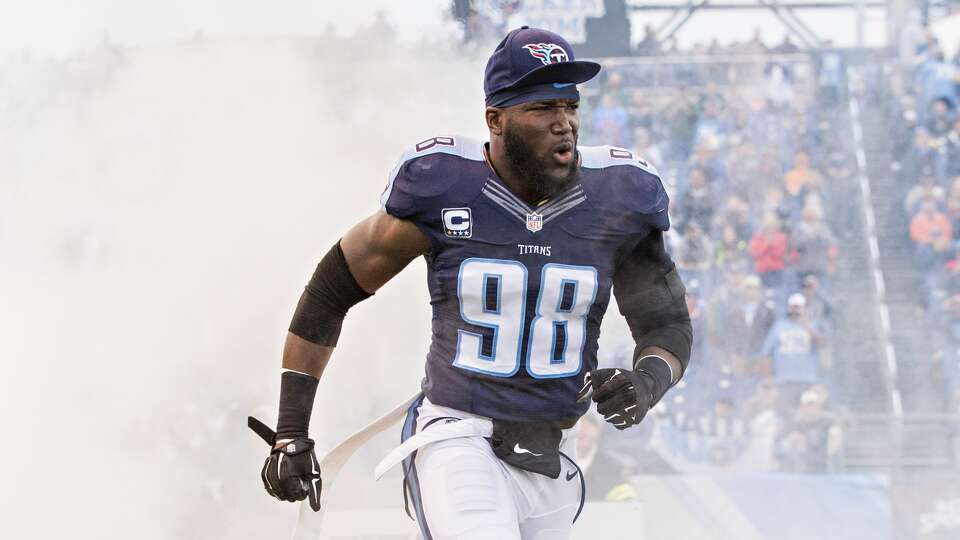 NASHVILLE, TN - NOVEMBER 29: Brian Orakpo #98 of the Tennessee Titans runs onto the field before a game against the Oakland Raiders at Nissan Stadium on November 29, 2015 in Nashville, Tennessee. The Raiders defeated the Titans 24-21. (Photo by Wesley Hitt/Getty Images)