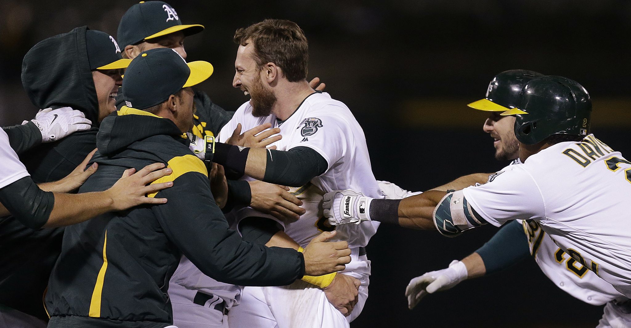 Astros snap winning streak with walkoff loss to Athletics