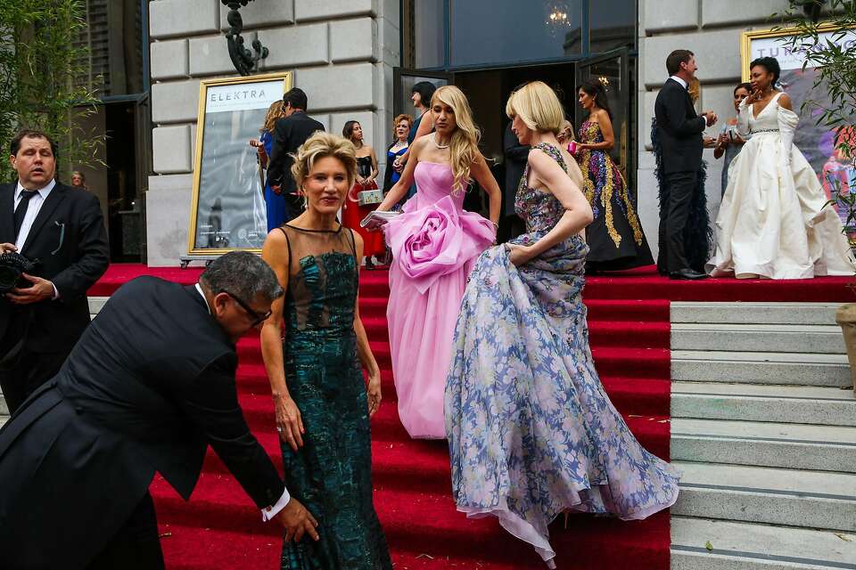 An Opera gala with a cast of thousands, all a-glitter