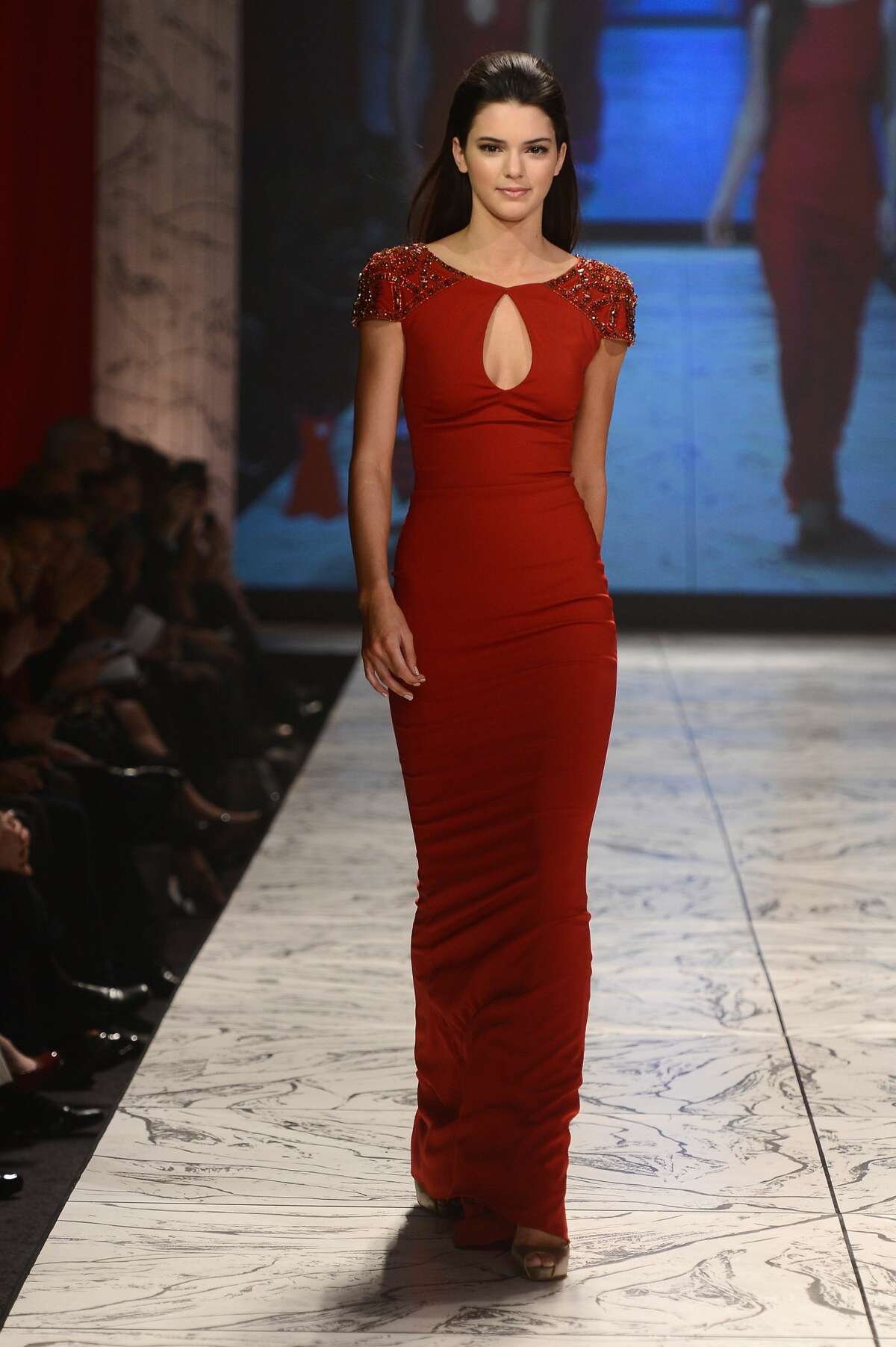 Kendall Jenner wins "Fashion Icon Of The Decade" award while wearing a
