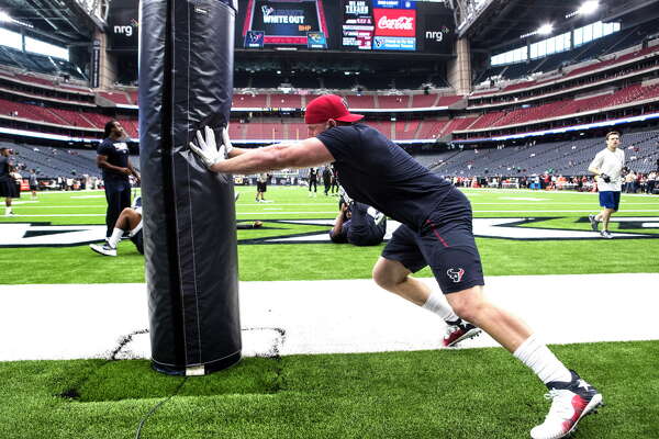 defensive end football cleats