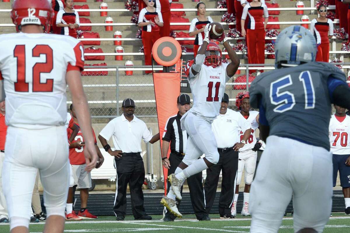 Ainias Smith (11) of Dulles catches a screen pass from quarterback Luke Metzer (12) in the first quarter of a high school football game between the Willowridge Eagles and Dulles Vikings on September 10, 2016 at Hall Stadium, Missouri City, TX.