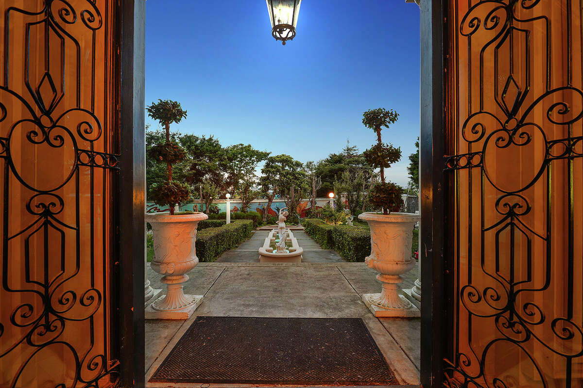 Secret Glen Park estate, occupying a full city block, on the market for