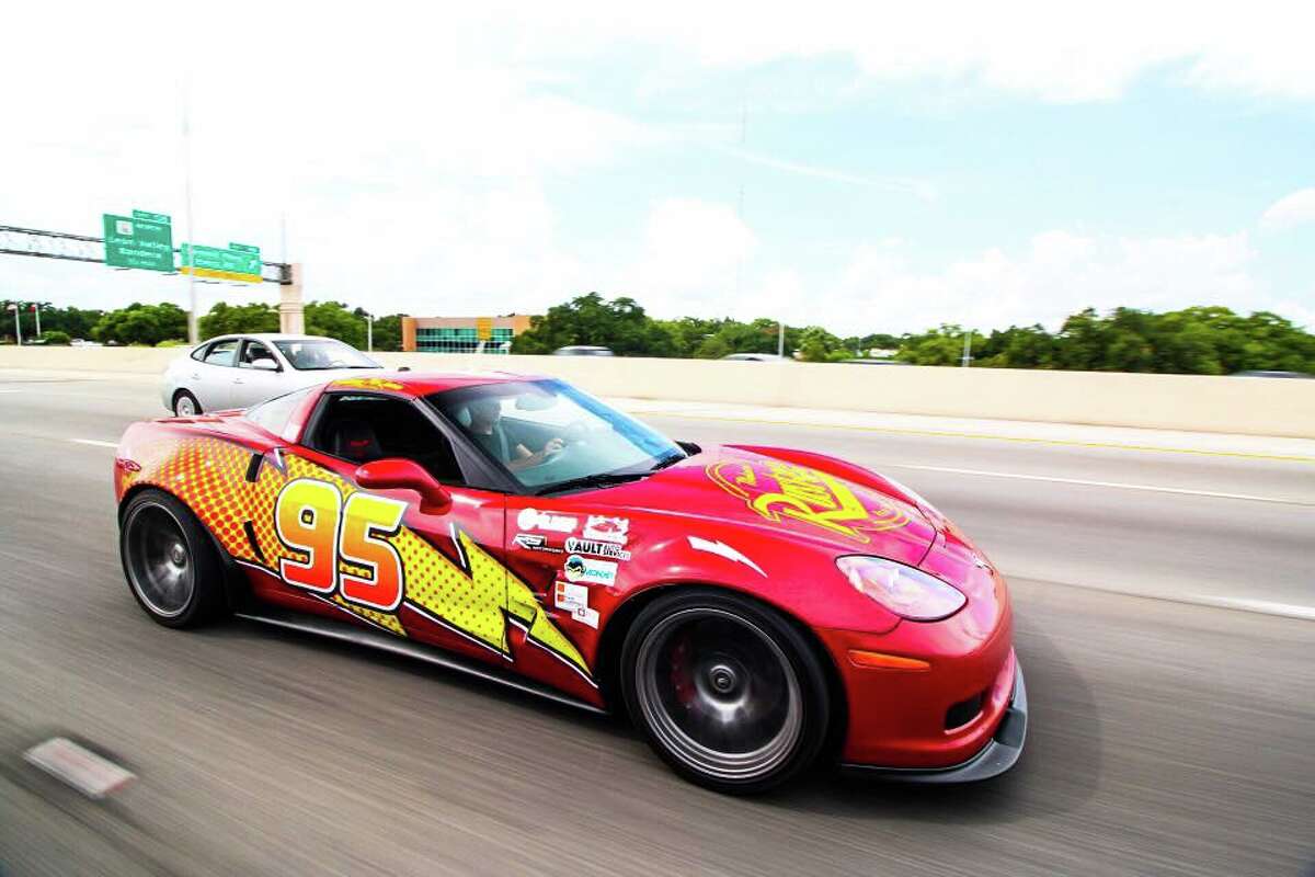 lightning mcqueen driving car